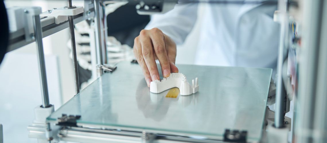 Cropped,Photo,Of,A,Medical,Student,In,A,Lab,Coat